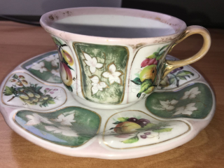 Porcelánový šálek s podšálkem, smyté zlacení