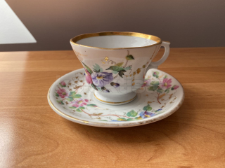 Porcelánový šálek s podšálkem