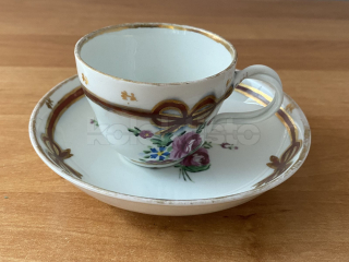 Porcelánový šálek s podšálkem