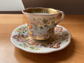 Porcelánový šálek s podšálkem