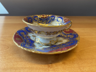Porcelánový šálek s podšálkem s malbou