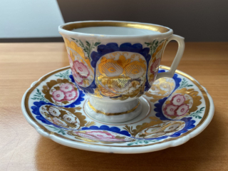 Porcelánový šálek s podšálkem