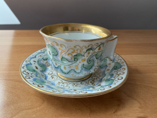 Porcelánový šálek s podšálkem