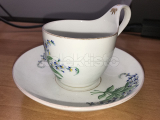 Porcelánový šálek s podšálkem