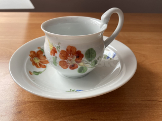 Porcelánový šálek s podšálkem
