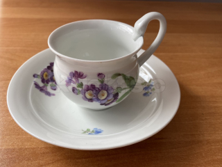 Porcelánový šálek s podšálkem