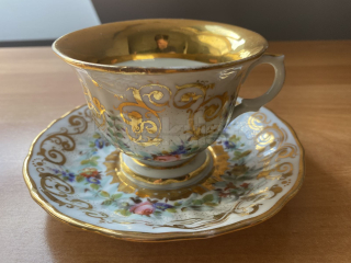 Porcelánový šálek s podšálkem