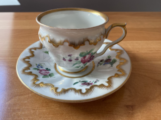 Porcelánový šálek s podšálkem