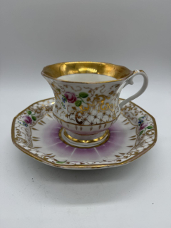 Porcelánový šálek s podšálkem