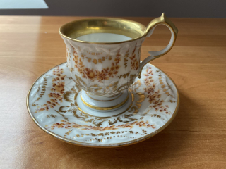 Porcelánový šálek s podšálkem