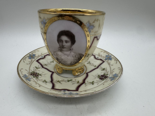Porcelánový šálek s podšálkem a ruční malbou mladé ženy