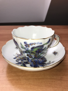 Porcelánový šálek s podšálkem