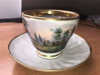 Porcelánový šálek s podšálkem