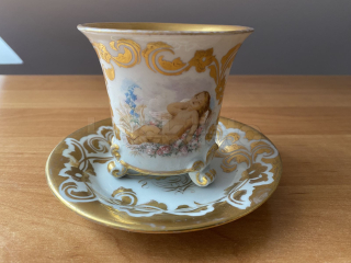 Porcelánový šálek podšálkem s miniaturou andílka