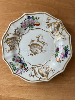 Porcelánový dezertní talíř s malbou květin