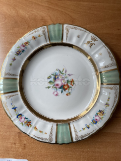 Porcelánový malovaný talíř mělký