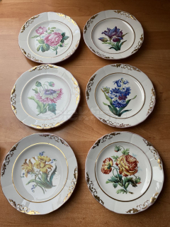 Porcelánový talířek s květinou
