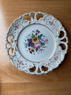 Porcelánový vykrajovaný talíř č.1