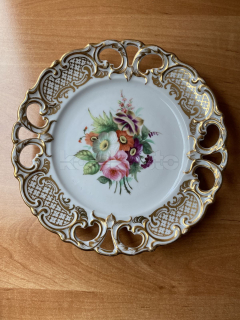 Porcelánový vykrajovaný talíř