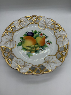 Porcelánový prořezávaný talíř s malbou