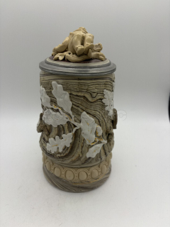 Porcelánový korbel s trpaslíkem
