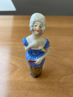 Porcelánová zátka na láhev dáma v modrém