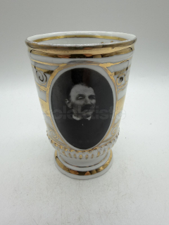 Porcelánový pohárek s portrétem muže