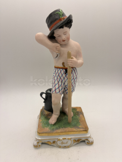 Porcelánová soška chlapce