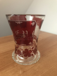 Sklenice z čirého skla s červenou lazurou a rytinou Oseka u Teplic a Mariaschein