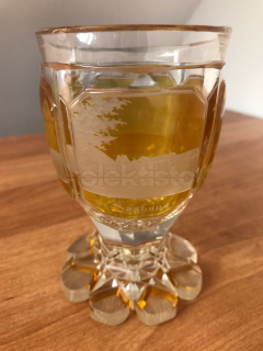 Sklenice z čirého skla se žlutou lazurou