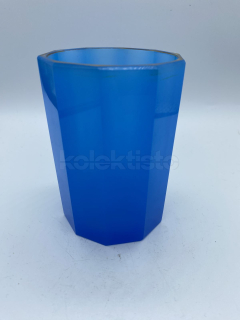 Sklenice z modrého opálového skla