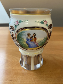 Sklenice z čirého, bílého a červeného skla s malbou