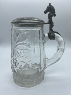 Korbel z broušeného skla s cínovým víkem a porcelánovým obrázkem