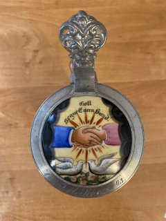 Korbel z lisovaného skla s cínovým víčkem s malbou na porcelánu uprostřed