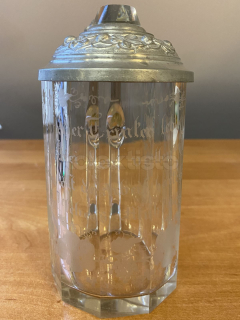 Korbel z broušeného skla s vyrytým nápisem Ein jeder trinker liebe hoch der bei den vollne glass ....