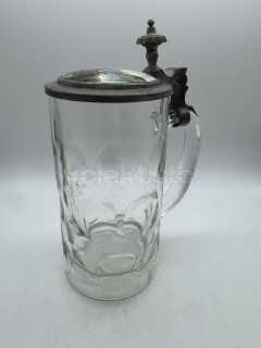 Korbel z čirého lisovaného skla s cínovým víkem a malovaným porcelánovým obrázkem