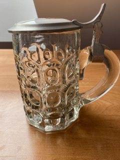 Korbel z lisovaného čirého skla s cínovým víkem s obrázkem na porcelánu
