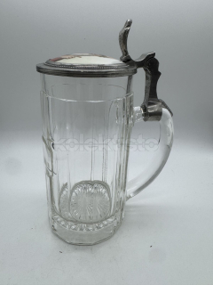 Korbel z lisovaného skla s cínovým víčkem a malovaným obrázkem na porcelánu