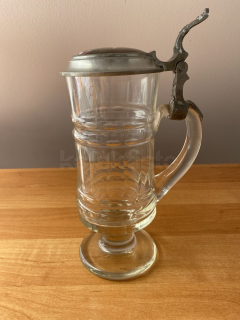 Korbel z čirého skla s cínovým víčkem a obrázkem GAMBRINUS