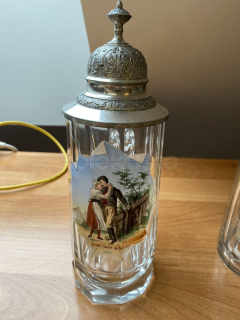 Korbel z čirého skla s malbou a víčkem