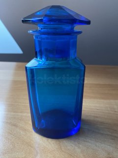 Lékárenská prachovnice z modrého broušeného skla