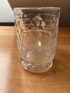 Půllitr z lisovaného skla s nápisem RESTAURANT RAIMUND HOF II.