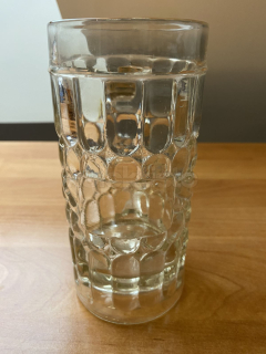 Půllitr z čirého lisovaného skla