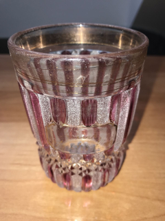 Sklenice z lisovaného skla, smyté zlacení
