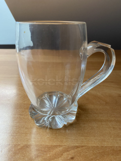 Sklenice z čirého skla s ouškem