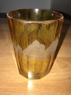Sklenice se žlutou lazurou a rytinami německých měst