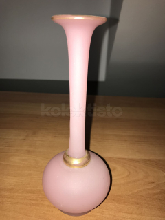 Skleněná váza z růžového opálového skla
