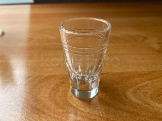 Panák z čirého broušeného skla
