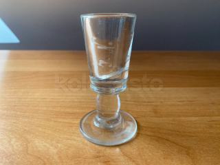 Panák z čirého lisovaného skla