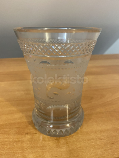 Sklenice z čirého skla zdobená rytinou